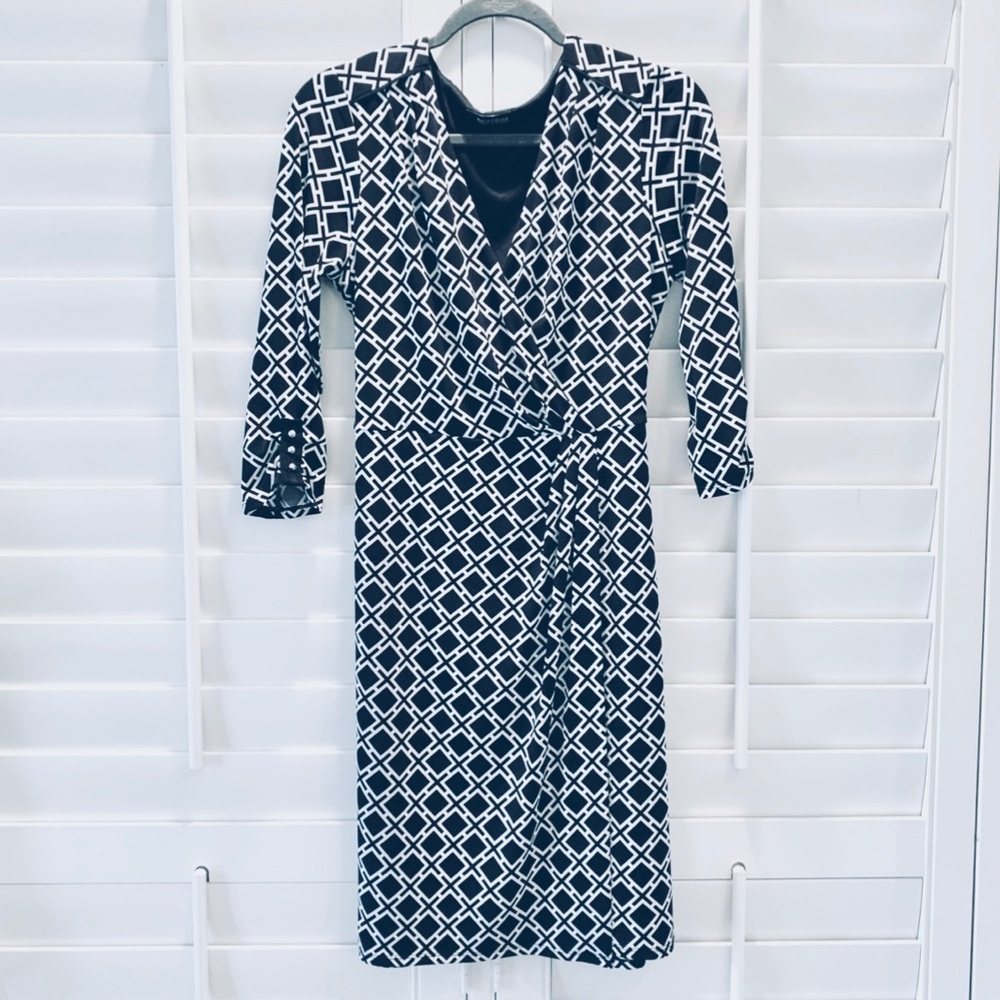 🎉PRICE SLASH🎉 Flattering black /white dress WHBM
